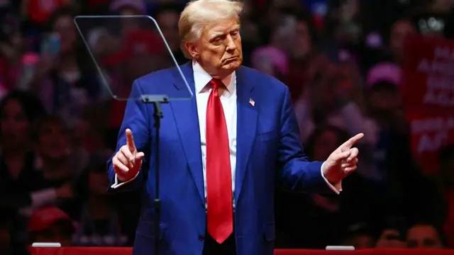 Donald Trump menari di akhir kampanyenya di Madison Square Garden di New York, Amerika Serikat (AS), pada 27 Oktober 2024. (Dok. Angela Weiss/AFP)