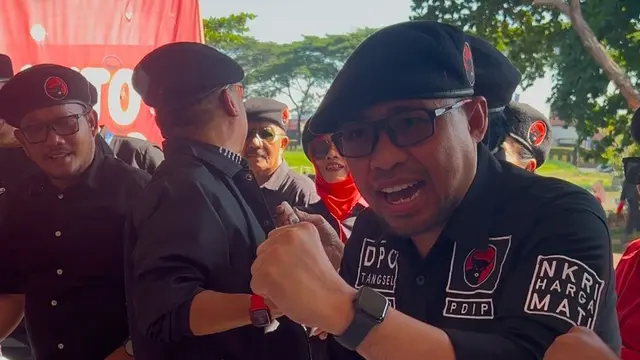 Ketua DPC PDIP Tangsel, Wanto Sugito melakukan cap jempol darah sebagai bentuk kesetiaan terhadap Ketua Umum PDIP Megawati Soekarnoputri. (Foto: Istimewa).