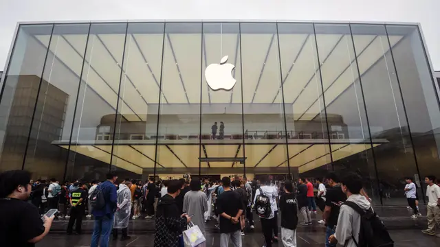 Antrean orang-orang untuk membeli ponsel iPhone 15 yang baru diluncurkan di sebuah toko Apple di Hangzhou, di provinsi Zhejiang, China pada 22 September 2023. (AFP/China OUT)