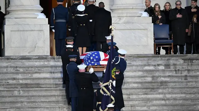 Peti jenazah mantan Presiden AS Jimmy Carter dibawa ke tangga Gedung Capitol AS. (Mandel NGAN / AFP)